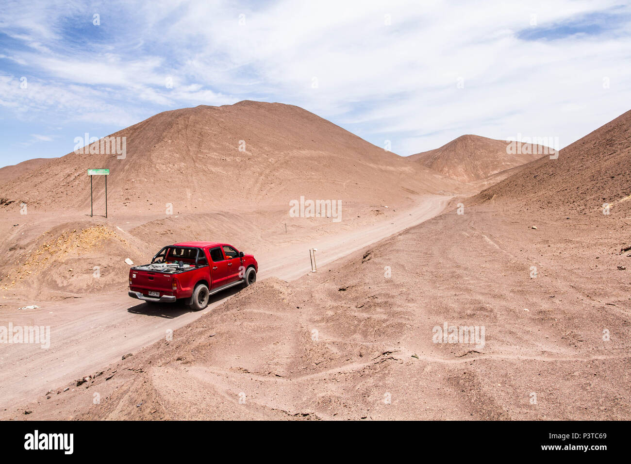IQUIQUE, CHILE - 14.11.2015: DESERTO DO ATACAMA - Carro 4x4 em paisagem desértica no Deserto do Atacama. (Foto: Ricardo Ribas / Fotoarena) Stock Photo