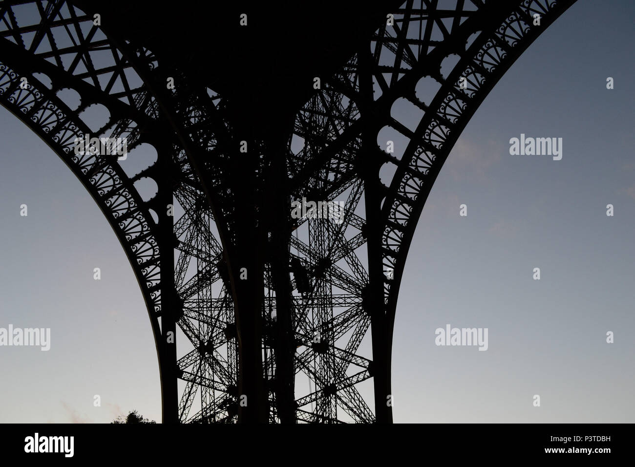 PARIS, FRANÇA - 16.10.2013: PARIS - Contraluz. Detalhe da estrutura da Torre Eiffel. (Foto: Fontana / Fotoarena) Stock Photo