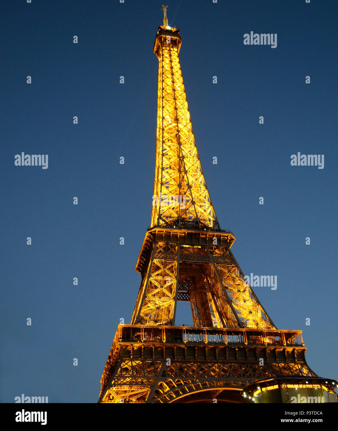 PARIS, FRANÇA - 16.10.2013: PARIS - Vista da Torre Eiffel iluminada no início da noite. (Foto: Fontana / Fotoarena) Stock Photo