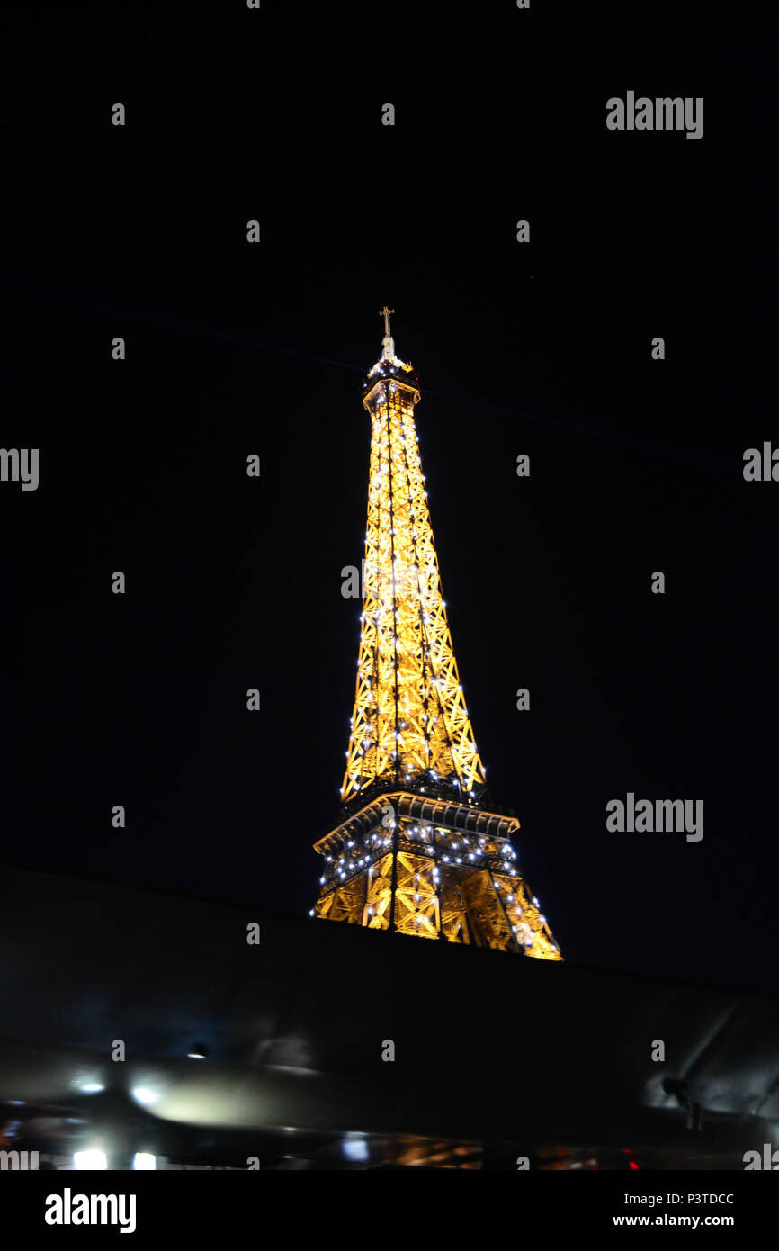 PARIS, FRANÇA - 16.10.2013: PARIS - Vista da Torre Eiffel iluminada durante à noite. (Foto: Fontana / Fotoarena) Stock Photo