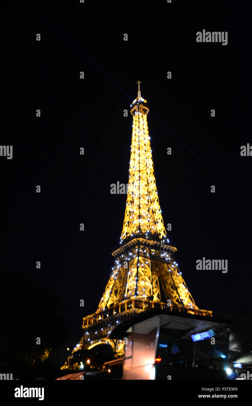 PARIS, FRANÇA - 16.10.2013: PARIS - Vista da Torre Eiffel iluminada durante à noite. (Foto: Fontana / Fotoarena) Stock Photo
