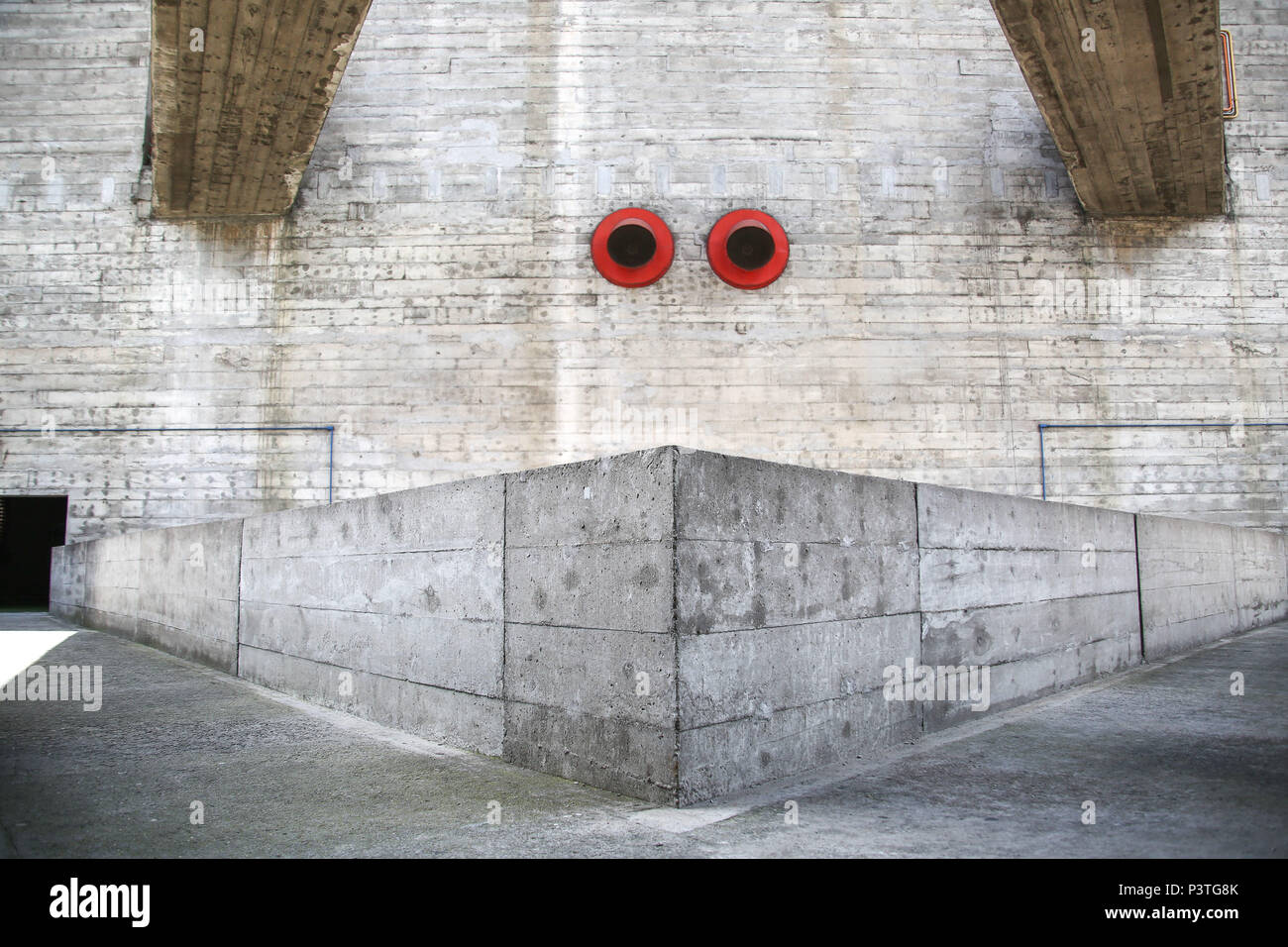 SÃO PAULO, SP – 05.02.2016: SESC POMPEIA - Passarelas de concreto que  interligam as duas torres (quadra e vestiários) do edifício SESC Pompéia. Construída a partir de uma antiga fábrica de tambores, na região da zona oeste de São Paulo, foi chamada de  Fábrica da Pompeia. O SESC Pompeia foi projetado pela arquiteta italiana Lina Bo Bardi. A obra começou em 1977 e durou nove anos. A primeira etapa foi inaugurada em 1982 e em1986 o bloco esportivo foi aberto ao público. (Foto: Bruna Marques / Fotoarena) Stock Photo