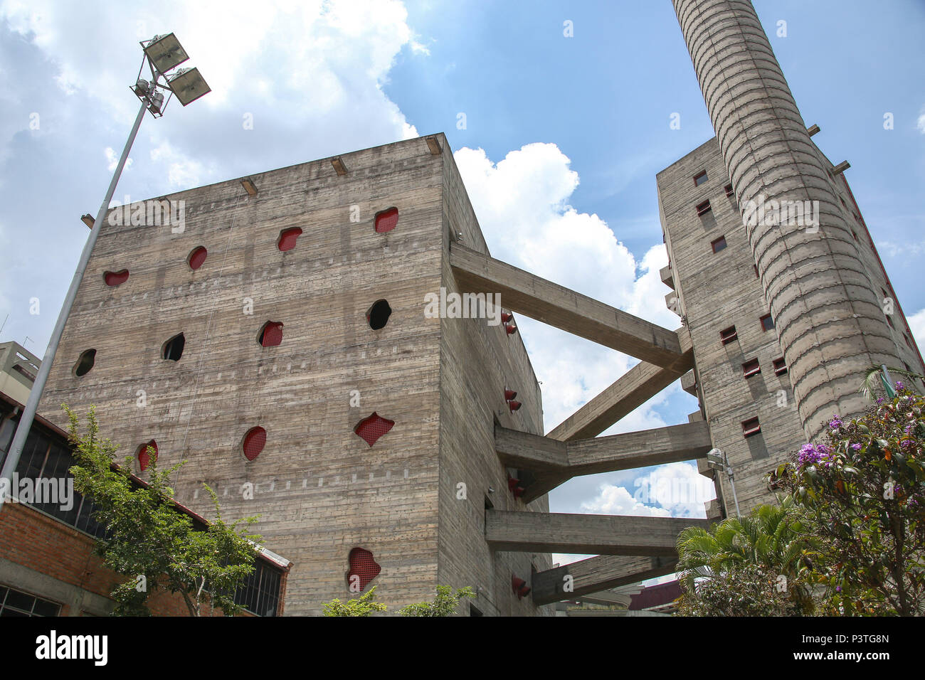 SÃO PAULO, SP – 05.02.2016: SESC POMPEIA - Passarelas de concreto que  interligam as duas torres (quadra e vestiários) do edifício SESC Pompéia. Construída a partir de uma antiga fábrica de tambores, na região da zona oeste de São Paulo, foi chamada de  Fábrica da Pompeia. O SESC Pompeia foi projetado pela arquiteta italiana Lina Bo Bardi. A obra começou em 1977 e durou nove anos. A primeira etapa foi inaugurada em 1982 e em1986 o bloco esportivo foi aberto ao público. (Foto: Bruna Marques / Fotoarena) Stock Photo