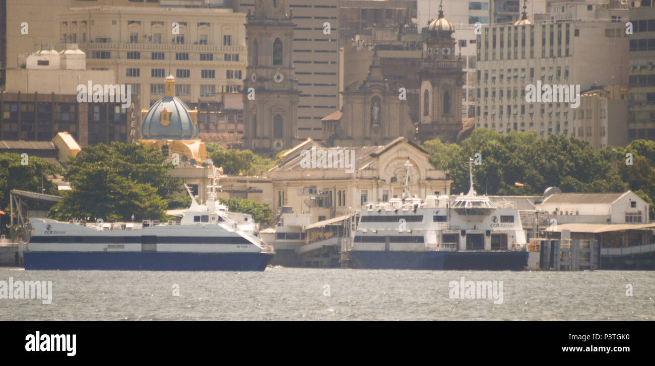 RIO DE JANEIRO, RJ - 12.02.2016 -BARCAS NO RIO DE JANEIRO - Na cidade ...
