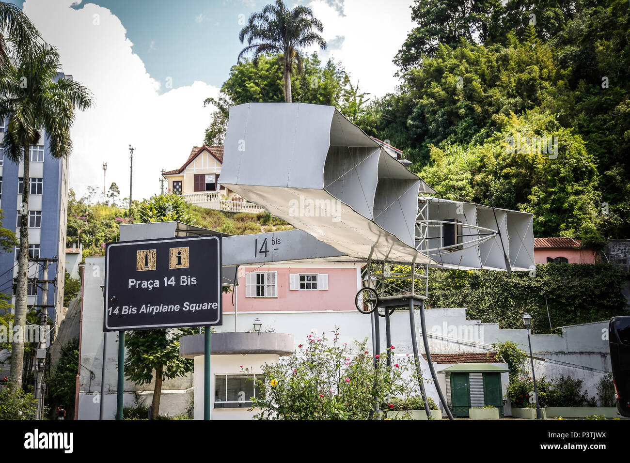 PETRÓPOLIS, RJ - 08.03.2016: PRAÇA 14 BIS - Praça com a réplica do ...