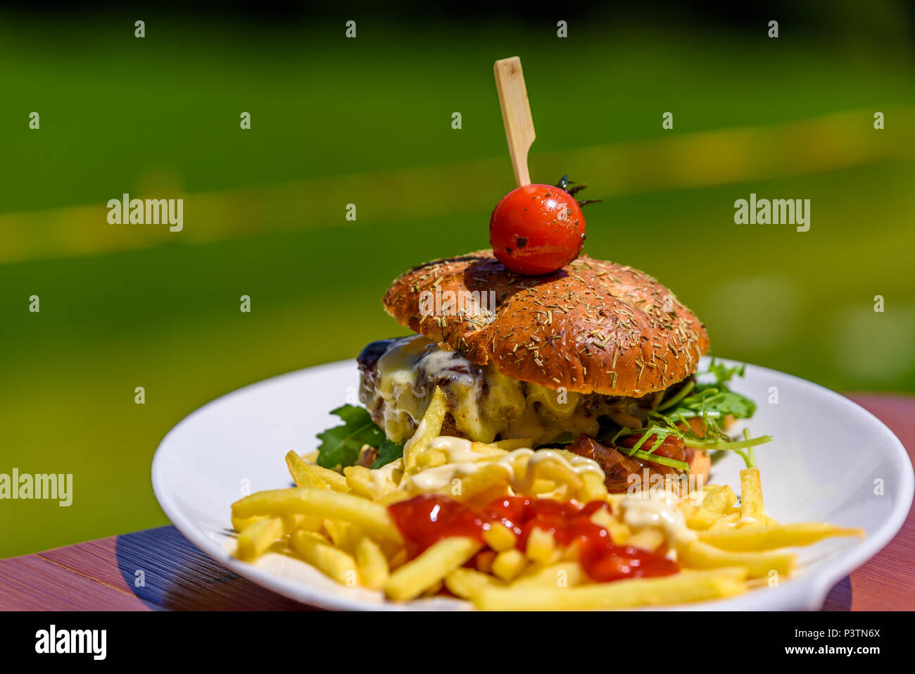 Hamburger gourmet avec frites croustillantes