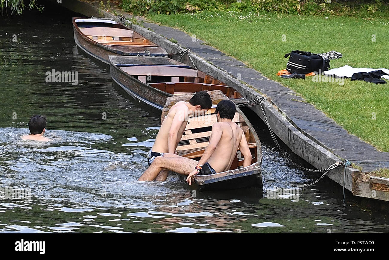 Cambridge, UK. 19th June, 2018. Trinity College Cambridge May Ball.  Cambridge University students swim in the River Cam along the backs of  Cambridge after attending the Trinity College May Ball.. Picture by