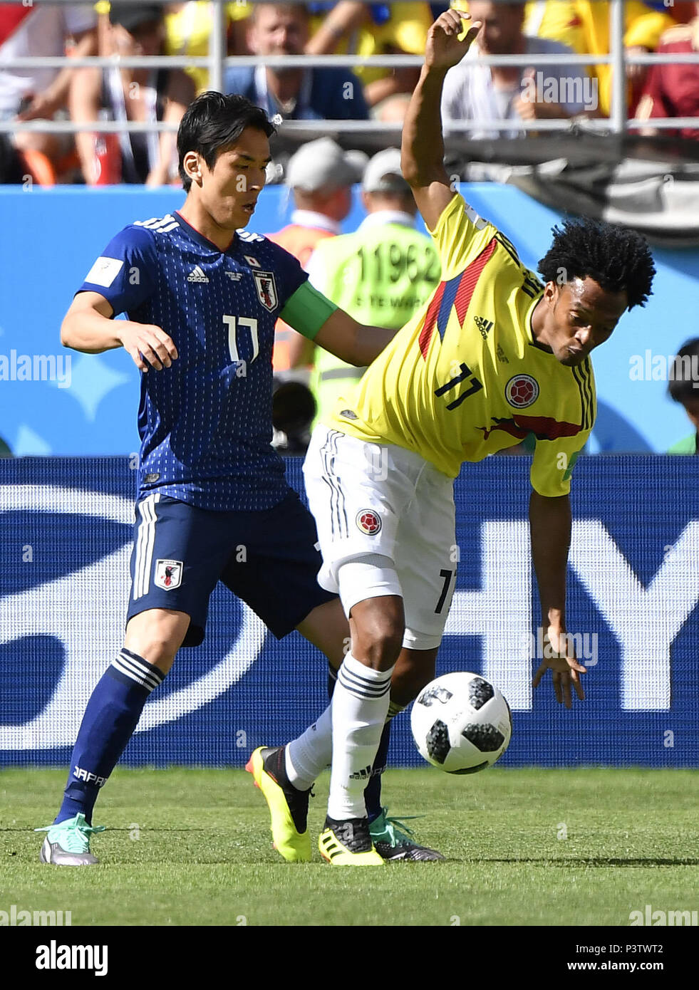 Saransk, Russia. 19th June, 2018. Makoto Hasebe (L) of Japan vies with Juan Cuadrado of Colombia during a Group H match between Colombia and Japan at the 2018 FIFA World Cup in Saransk, Russia, June 19, 2018. Credit: He Canling/Xinhua/Alamy Live News Stock Photo