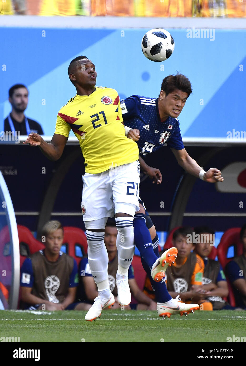 Saransk, Russia. 19th June, 2018. Jose Izquierdo (L) of Colombia vies with Hiroki Sakai of Japan during a Group H match between Colombia and Japan at the 2018 FIFA World Cup in Saransk, Russia, June 19, 2018. Credit: He Canling/Xinhua/Alamy Live News Stock Photo