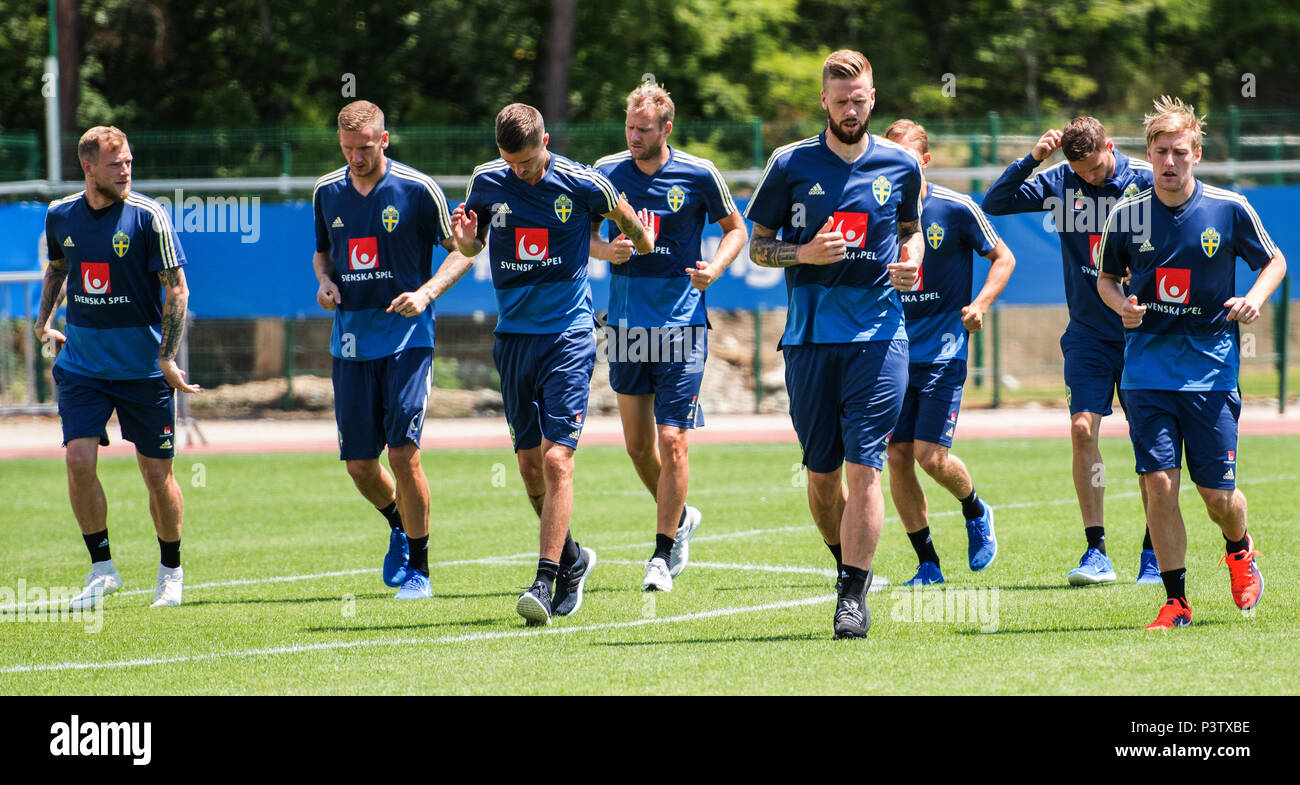 19 June 2018, Russia, Gelendzhik: Soccer, World Cup, national team, Sweden. The Swedish players John Guidetti (L-R), Robin Olsen, Mikael Lustig, Andreas Granqvist, Pontus Jansson and Emil Forsberg jog during the training session of the Swedish national team. Sweden faces world champion Germany on Saturday. Photo: Maximilian Haupt/dpa Stock Photo