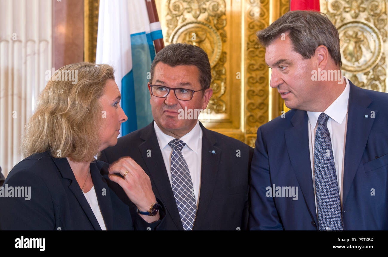 19 June 2018, Germany, Munich: Kerstin Schreyer (L-R) of the Christian Social Union (CSU), State Minister for Family, Labour and Social Affairs, Franz Josef Pschierer (CSU), State Minister for Economy, Energy and Technology, and Markus Soeder (CSU), Premier of Bavaria, have a conversation during the signing of the certificates of the 'Pakt fuer berufliche Weiterbildung 4.0' (lit. Pact for professional development 4.0). Photo: Peter Kneffel/dpa Stock Photo