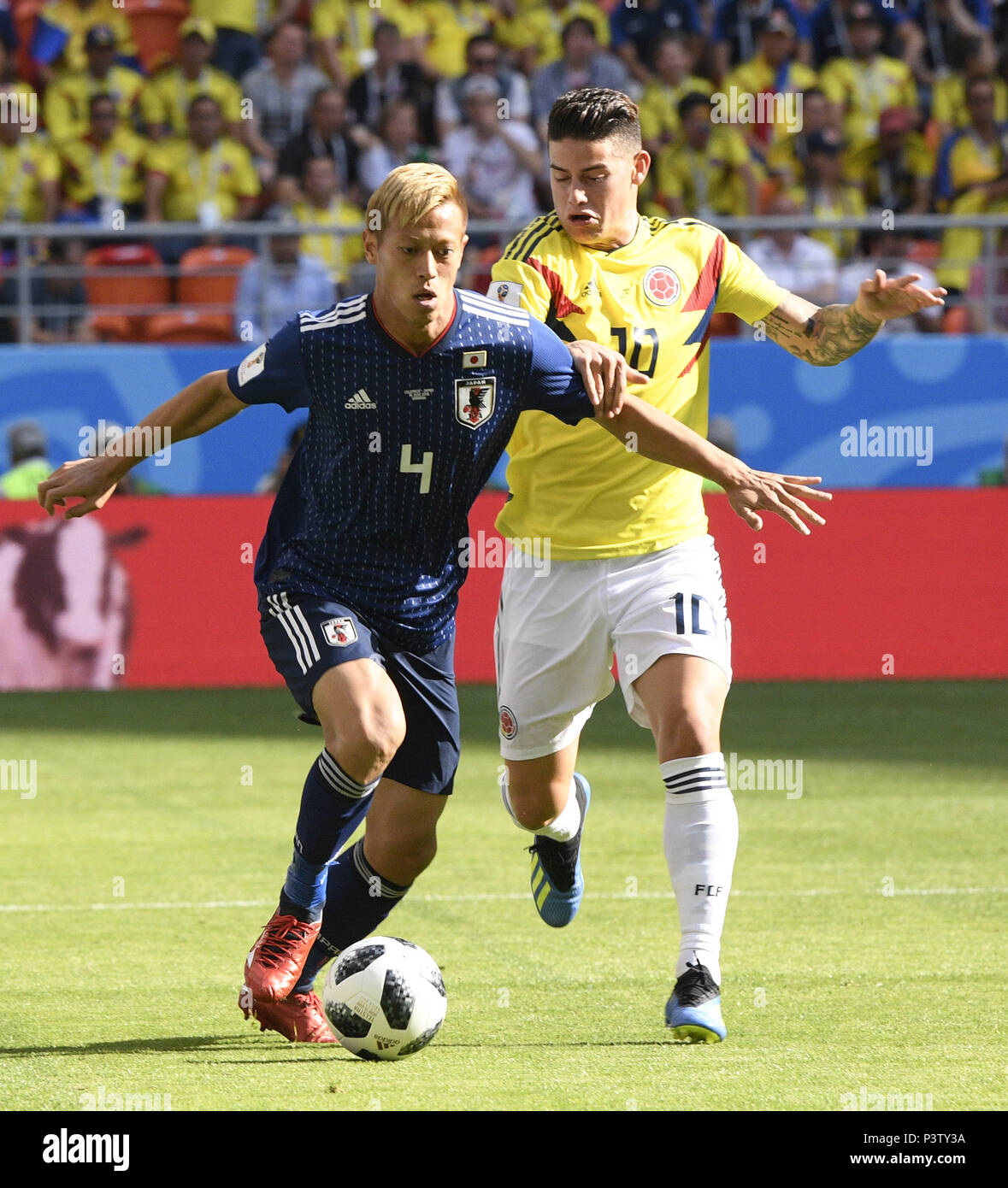 Saransk, Russia. 19th June, 2018. James Rodriguez (R) of Colombia vies with Keisuke Honda of Japan during a Group H match between Colombia and Japan at the 2018 FIFA World Cup in Saransk, Russia, June 19, 2018. Credit: Lui Siu Wai/Xinhua/Alamy Live News Stock Photo