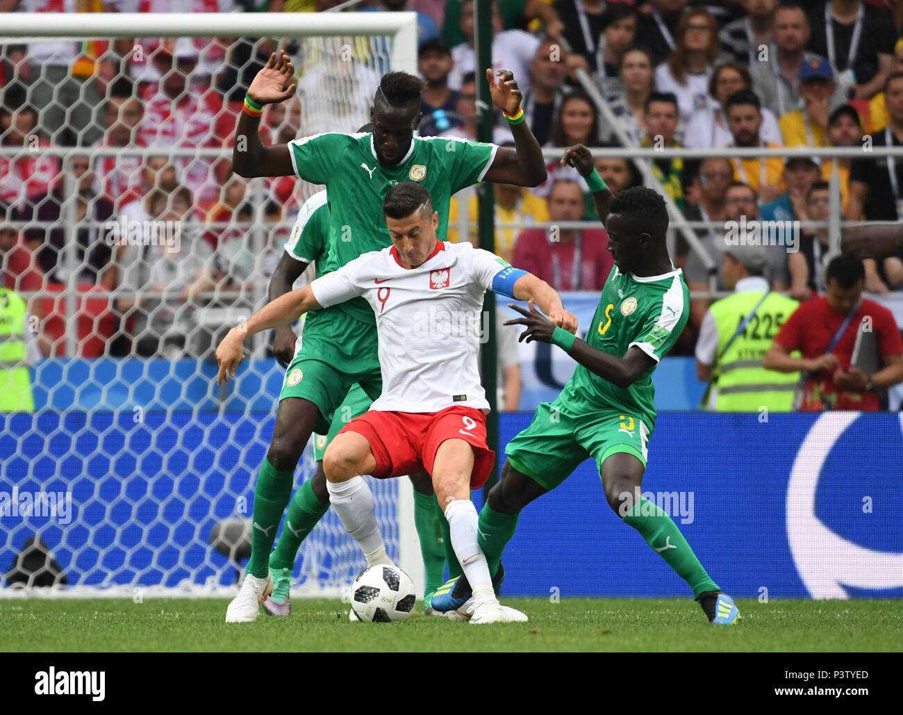 Moscow, Russia. 19th June, 2018. Soccer: World Cup 2018, group stages, group H: Poland vs Senegal at Spartak Stadium. Poland's Robert Lewandowski (C) and Senegal's Salif Sane (L) and Idrissa Gueye vie for the ball. Credit: Federico Gambarini/dpa/Alamy Live News Stock Photo
