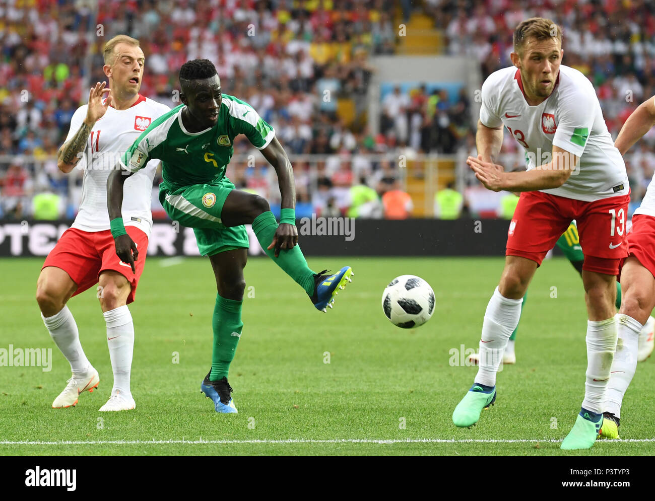 Moscow, Russia. 19th June, 2018. Soccer: World Cup 2018, group stages, group H: Poland vs Senegal at Spartak Stadium. Poland's Kamil Grosicki (L) and Maciej Rybus (R) and Senegal's Idrissa Gueye (C) vie for the ball. Credit: Federico Gambarini/dpa/Alamy Live News Stock Photo