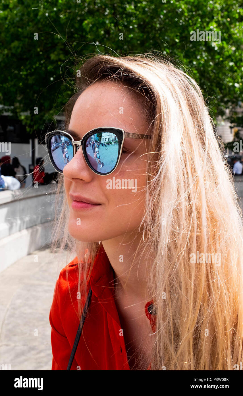London, England. 19th June 2018. Maya enjoying an afternoon in London with the sun appearing occasionally. Seen here in Trafalgar Square. ©Tim Ring/Alamy Live News Stock Photo