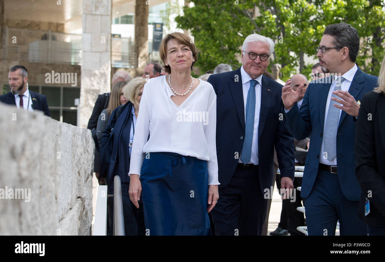 19 June 2018, USA, Los Angeles (California): German President Frank-Walter Steinmeier and his wife Elke Buedenbender, are guided through the complex and the garden of the Getty Museum by the deputy director of the Getty Research Institute, Andrew Perchuk (R). President Steinmeier and his wife are on a three day visit to California. Photo: Bernd von Jutrczenka/dpa Stock Photo