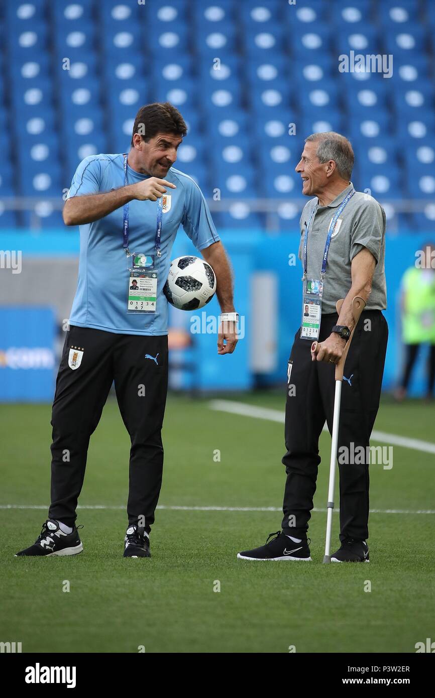 Rostov On Don. 19th June, 2018. Uruguay's head coach Oscar Tabarez (R) attends a training session prior to a Group A match against Saudi Arabia at the 2018 FIFA World Cup in Rostov-on-Don, Russia, on June 19, 2018. Credit: Li Ming/Xinhua/Alamy Live News Stock Photo
