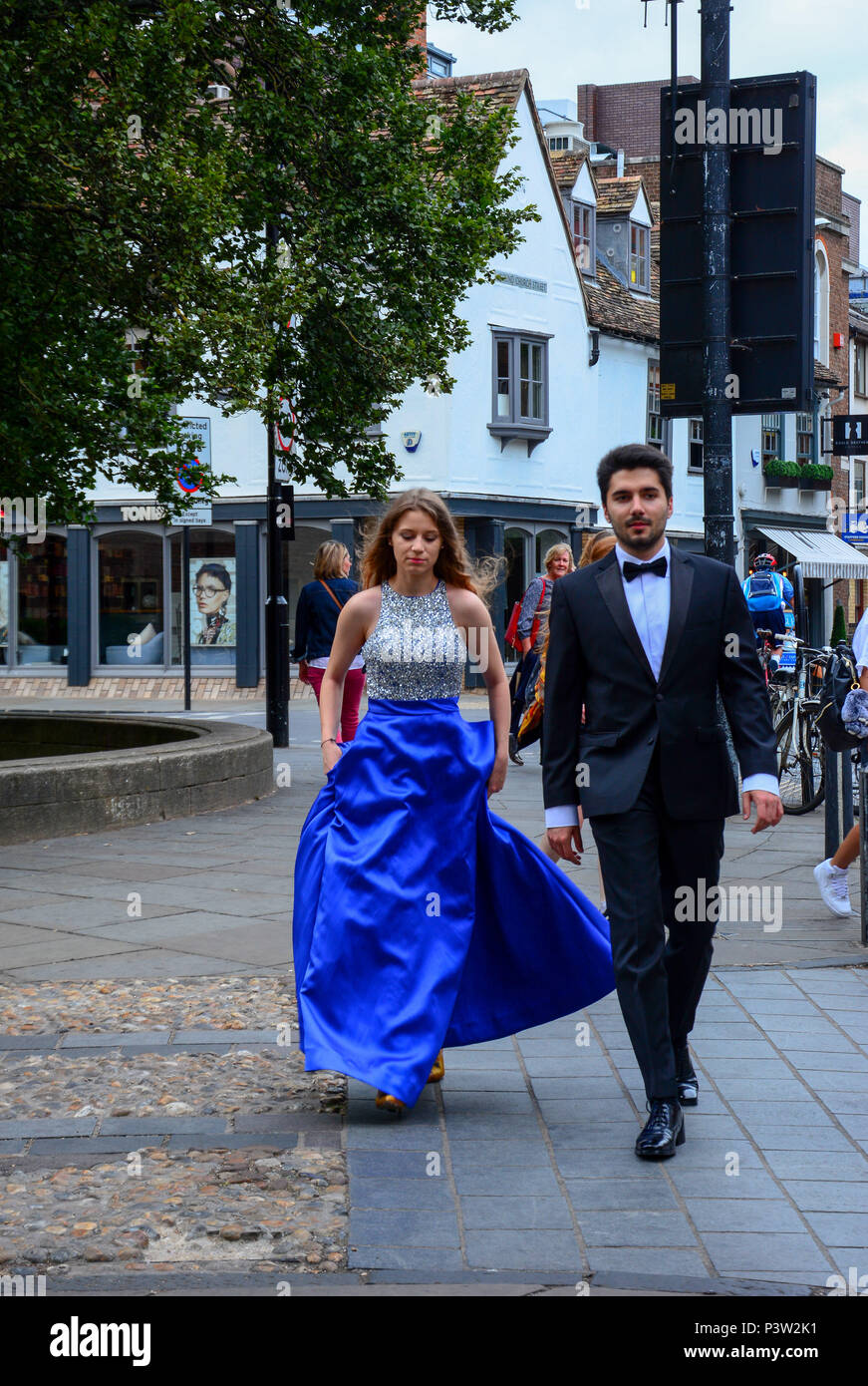 Cambridge, UK. 19th Jun, 2018. Guests arrive for the St Johns college May Ball. Credit: kevin Hodgson/Alamy Live News Stock Photo