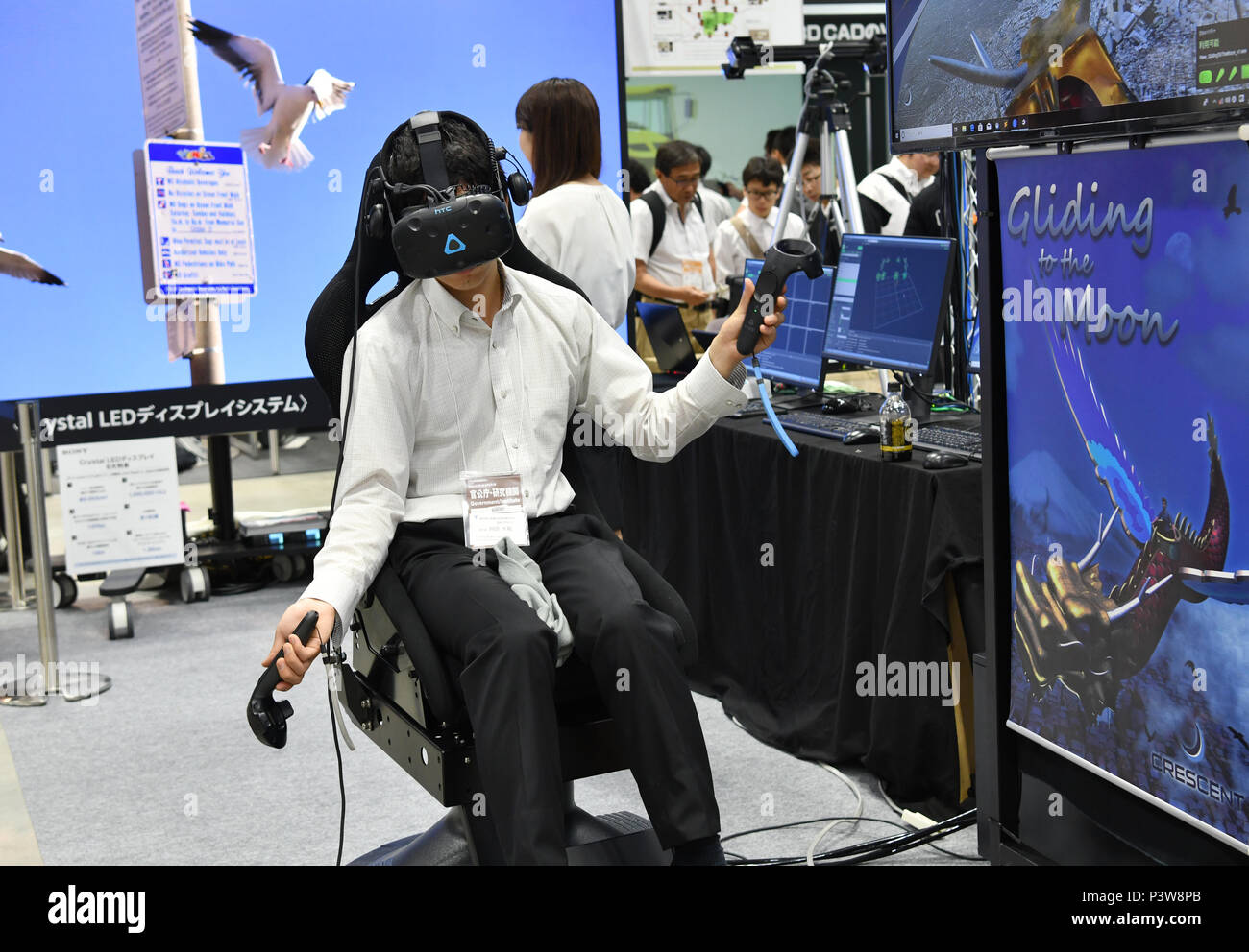 Tokyo, Japan. 20th June, 2018. Visitors try on goggles experiencing
