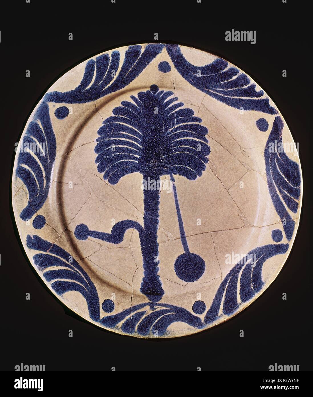 PLATO DE CERAMICA ADORNADO EN AZUL S IX. Location MUSEO BASTAN