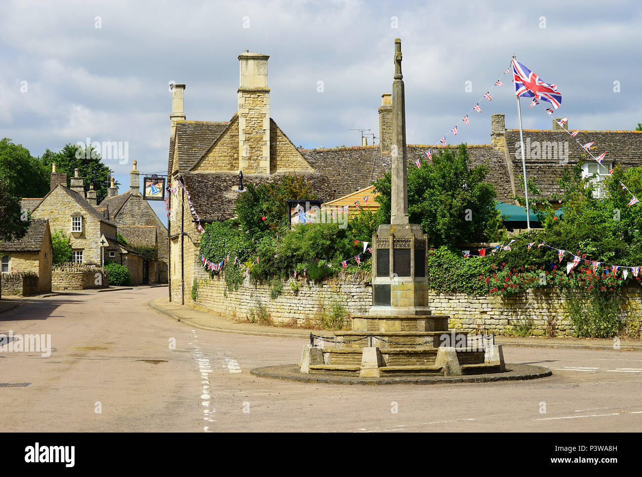 The war memorial and Blue Bell Inn at Easton on the Hill Stock Photo