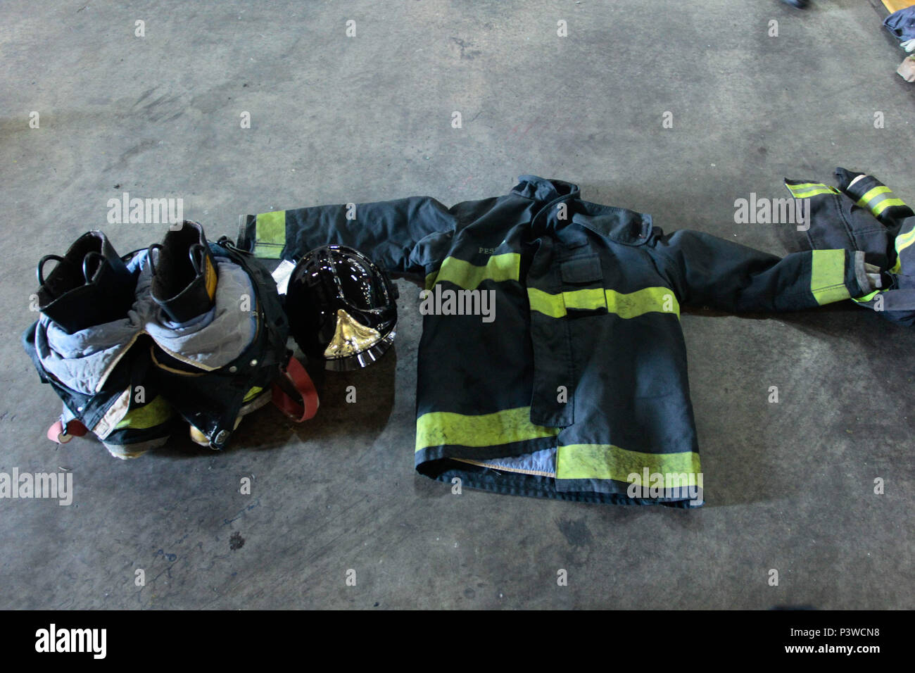 SÃO PAULO, SP – 24.09.2015: EQUIPAMENTOS DO CORPO DE BOMBEIROS – Foto dos  equipamentos do Corpo de Bombeiros. macacão com botas imbutidas, capacetes,  Jaqueta anti-fogo, balaclava. (Foto: Aloisio Mauricio / Fotoarena Stock  Photo - Alamy, image size:1300x956