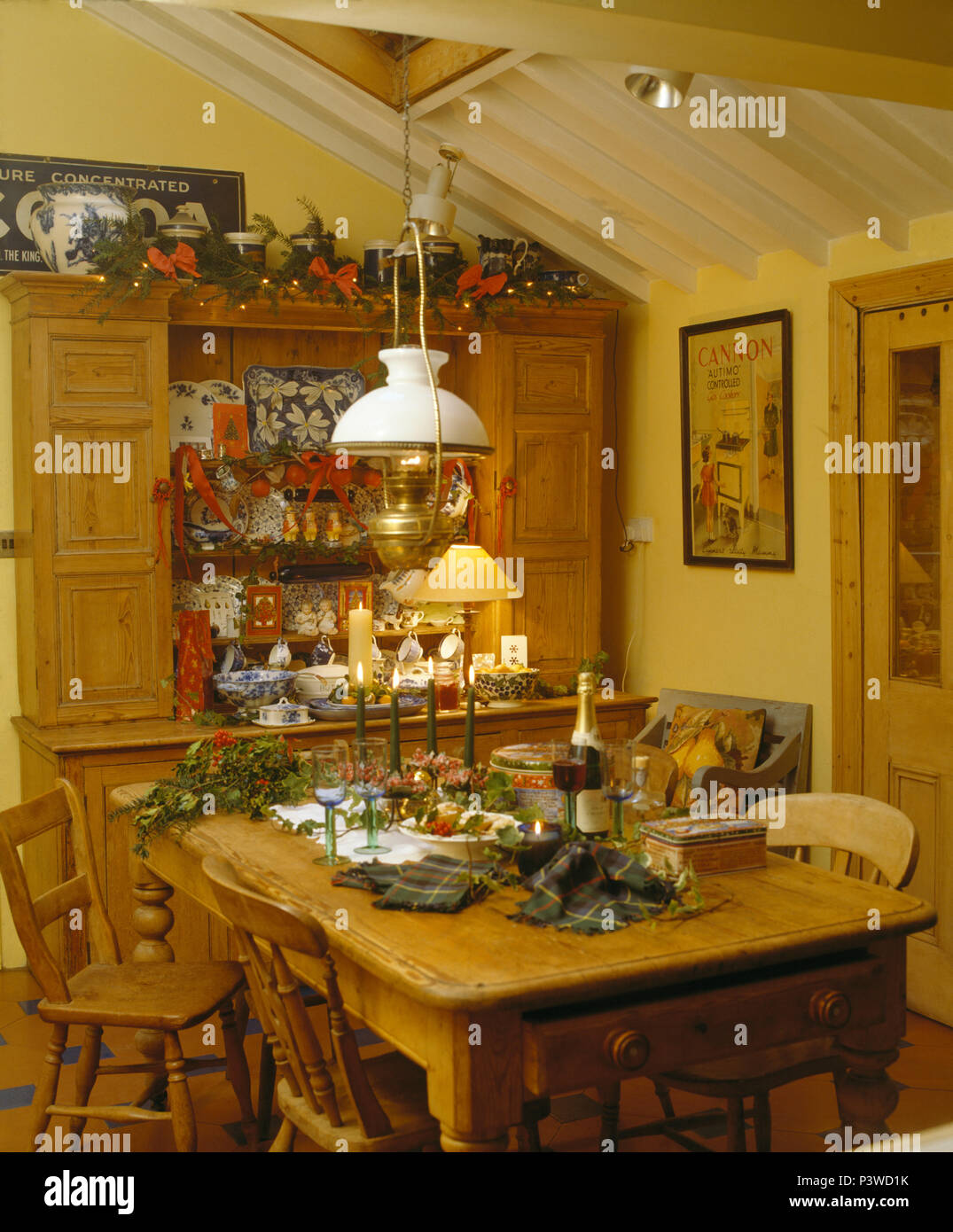 Pale Yellow Dining Room Table / Dining Room Wallpaper Plain Pale Lemon