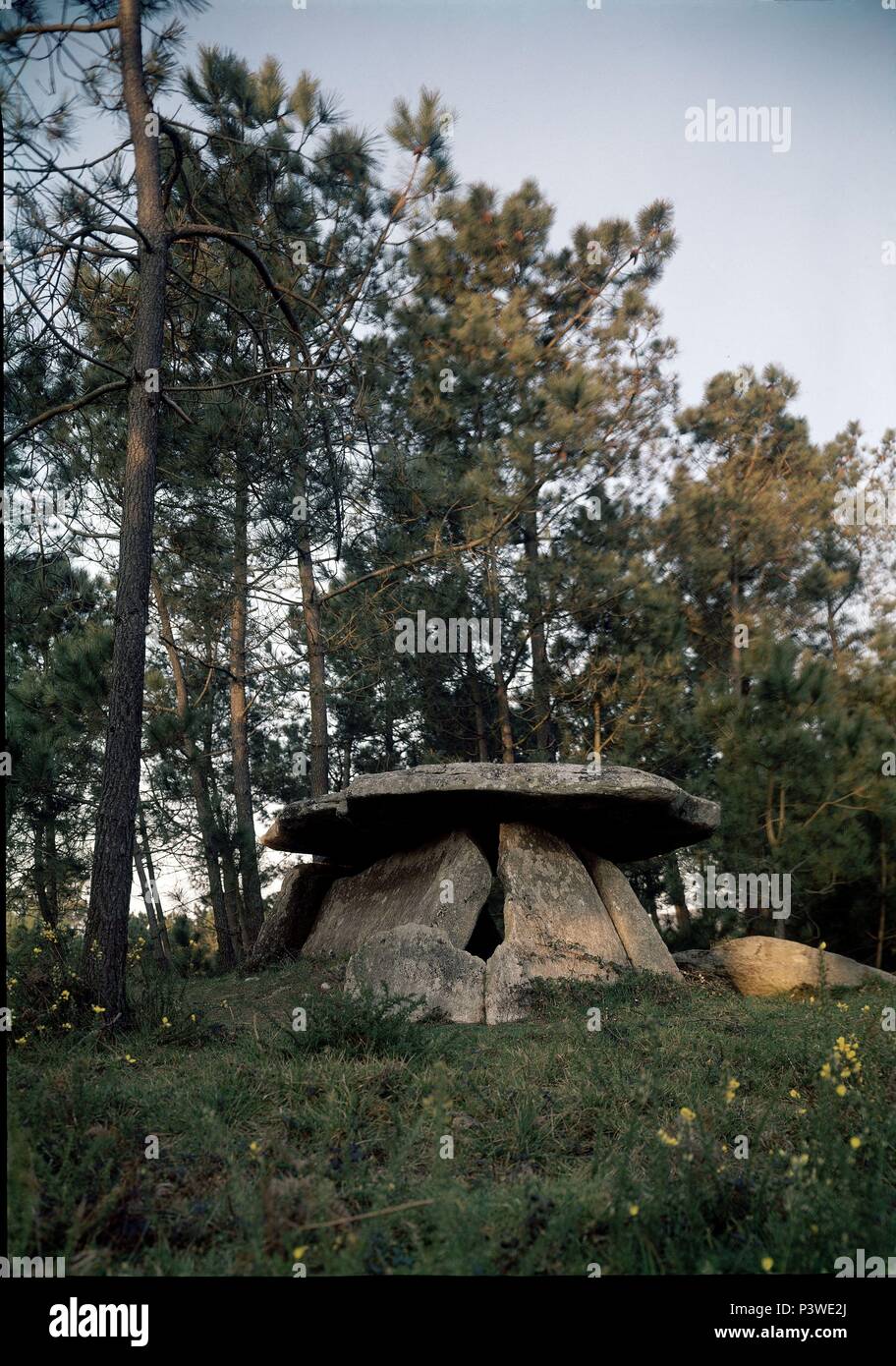 DOLMEN DE DOMBATE. Location DOLMEN DE DOMBATE, CABAÑA DE BERGANTIÑOS