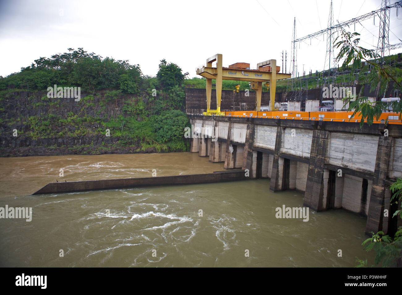GUADALUPE, PI - 27.02.2012: HIDRELÉTRICA DE BOA ESPERANÇA - Vista de  barragem da Estação Hidrelétrica na represa de Boa Esperança, na cidade de  Guadalupe (PI). (Foto: Moises Saba / Fotoarena Stock Photo - Alamy, image size:1300x956