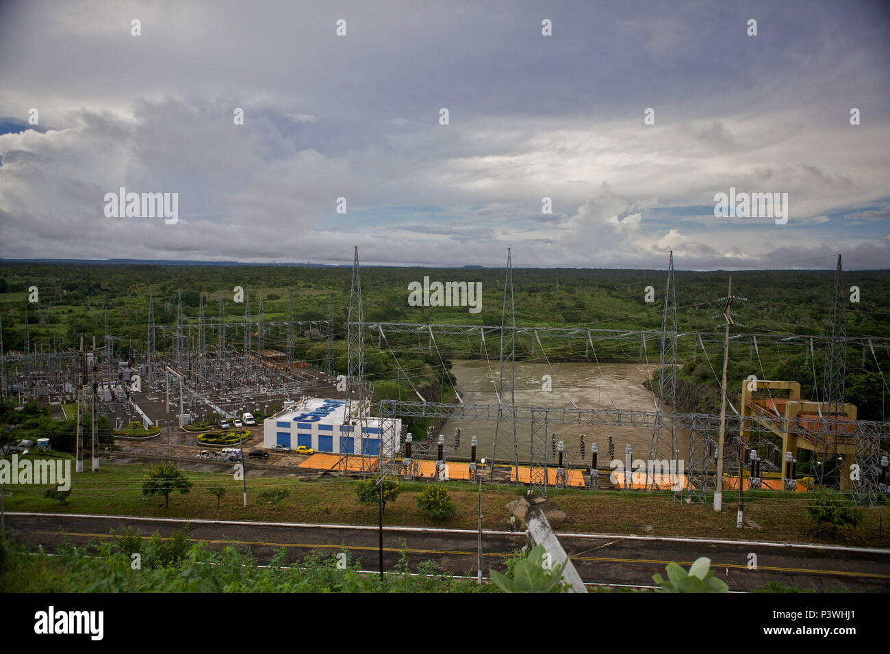 GUADALUPE, PI - 27.02.2012: HIDRELÉTRICA DE BOA ESPERANÇA - Vista de  barragem da Estação Hidrelétrica na represa de Boa Esperança, na cidade de  Guadalupe (PI). (Foto: Moises Saba / Fotoarena Stock Photo - Alamy, image size:1300x956