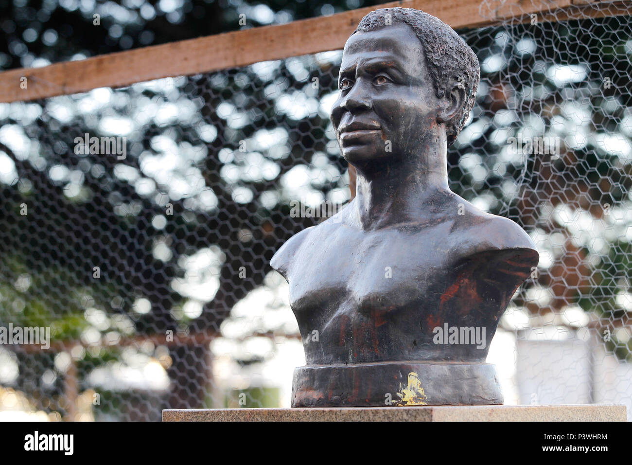 BRASÍLIA, DF - 12.04.2016: BUSTO DE ZUMBI DOS PALMARES - Vista de busto de  Zumbi dos Palmares, em frente ao Setor de Diversões Sul, em Brasília.  (Foto: Beto Barata / Fotoarena Stock Photo - Alamy, image size:1300x956