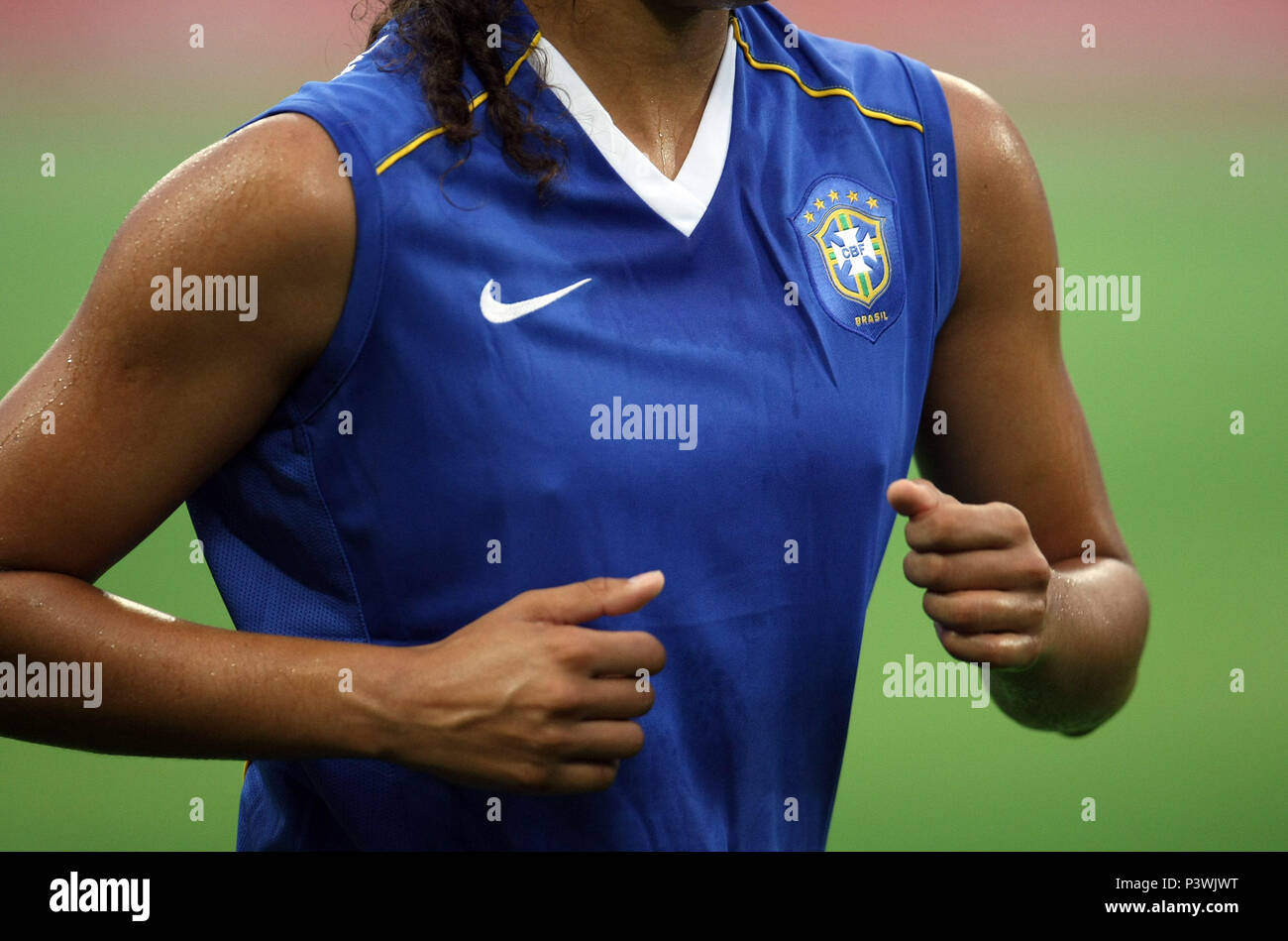 SHENYANG, CHINA - 04.08.2008: OLIMPÍADAS DE PEQUIM - Cristiane usa camisa  com o escudo da CBF durante treino da Seleção Brasileira de Futebol  Feminino no estádio Shenyang Olympic Sports Center, onde o