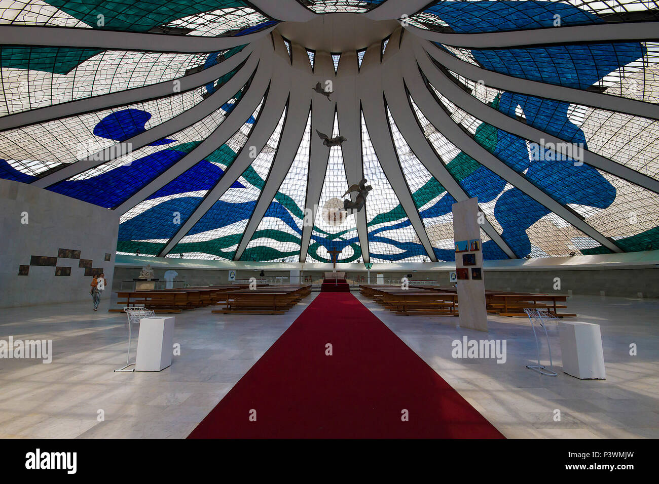 BRASÍLIA, DF - 20.04.2016: CATEDRAL DE BRASÍLIA - Vista interna da ...