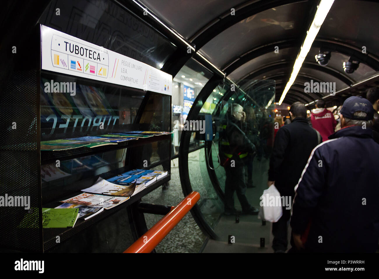 CURITIBA, PR - 23.05.2016: TUBOTECA - São pequenas bibliotecas que funcionam dentro das Estações Tubo (pontos dos ônibus biarticulados de Curitiba). O usuário do transporte coletivo tem livre acesso aos livros disponíveis nas Tubotecas. Poderá pegar um livro de cada vez, sem custo. Não é necessário cadastro. Após a leitura, o usuário poderá devolver o exemplar em qualquer Tuboteca. (Foto: Guilherme Artigas / Fotoarena) Stock Photo