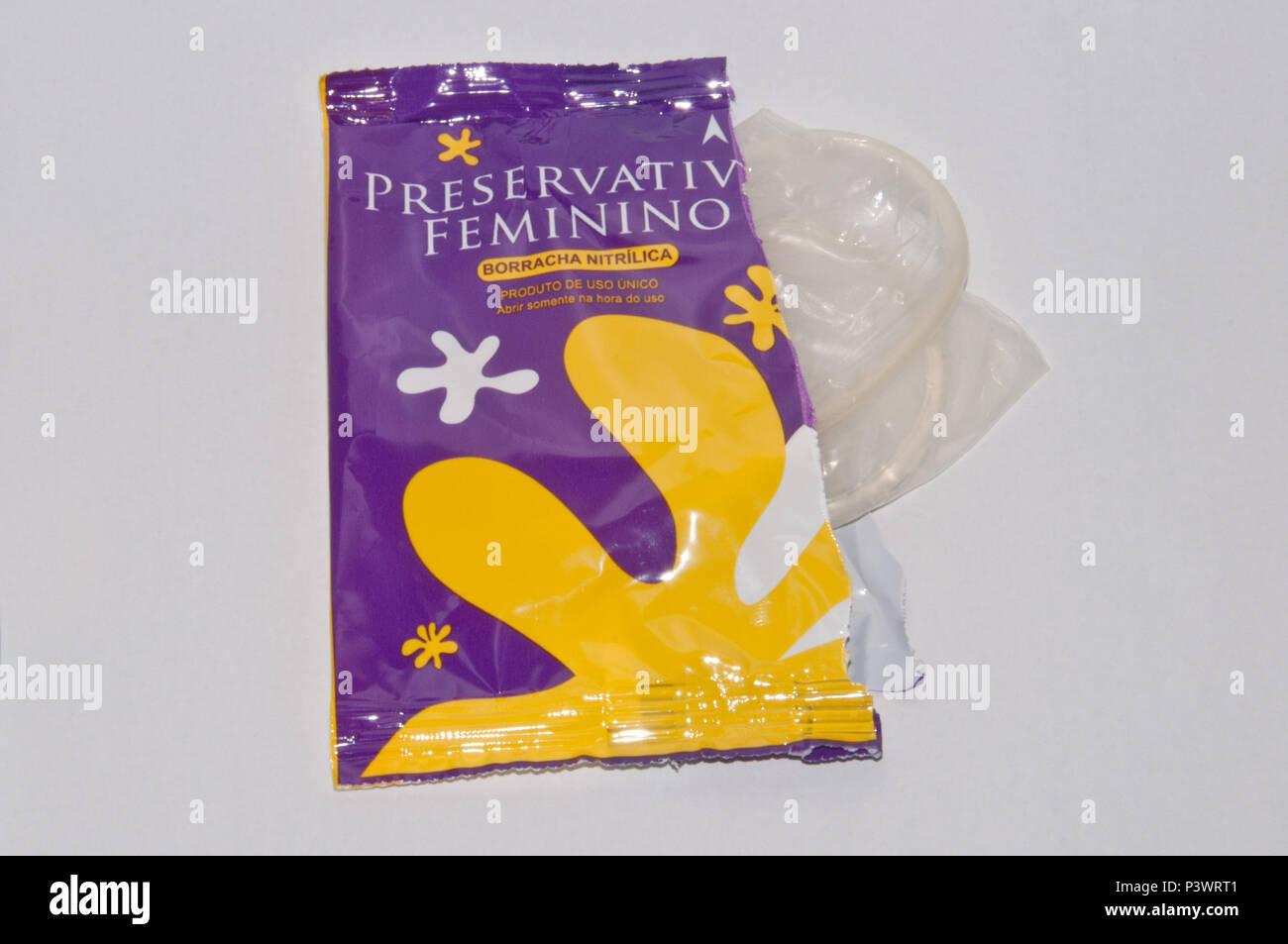 SÃO PAULO, SP - 23.05.2016: PRESERVATIVO FEMININO - Embalagem de ...