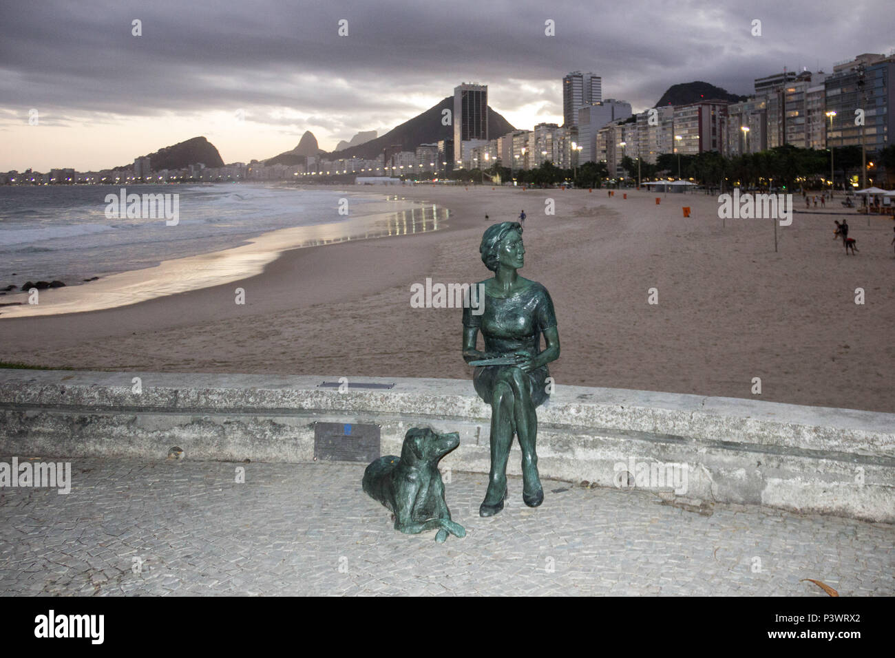 RIO DE JANEIRO, RJ - 25.05.2016: ESTÁTUA DE CLARICE LISPECTOR NO LEME ...