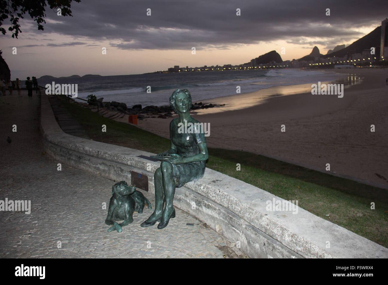RIO DE JANEIRO, RJ - 25.05.2016: ESTÁTUA DE CLARICE LISPECTOR NO LEME ...