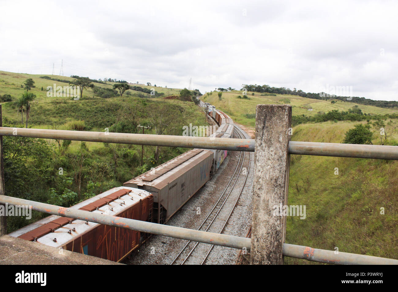 SÃO ROQUE, SP - 28.05.2016: ESTRADA DE FERRO PARA TRENS DE CARGA - Estrada de ferro construida para trens de carga, corta a cidade de São Roque, interior do Estado de São Paulo. Na foto trem de carga.  (Foto: Aloisio Mauricio / Fotoarena) Stock Photo