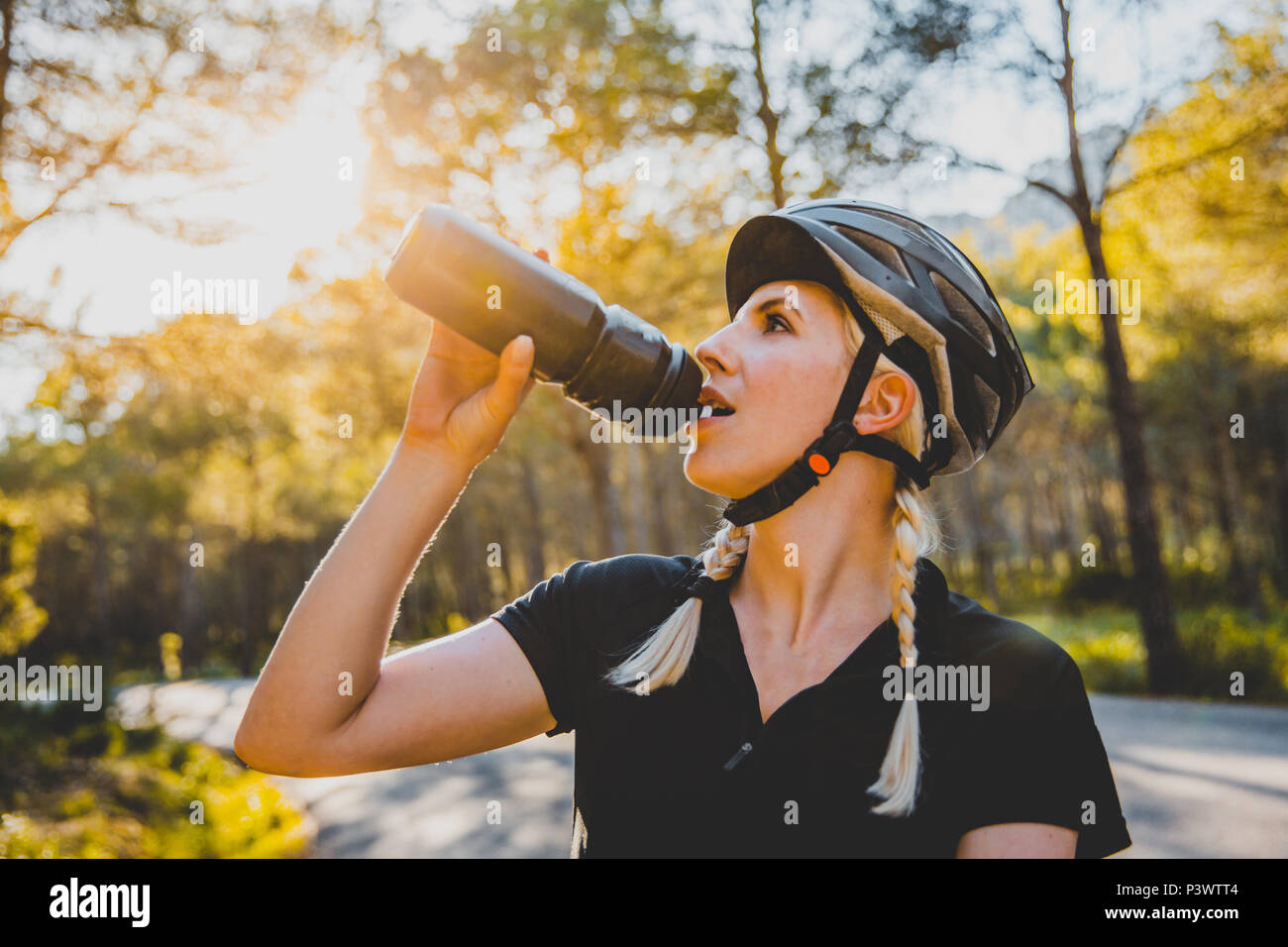 Fahrradfahrerin auf der Strasse, Cycling Girl Mallorca auf einem Rennrad Stock Photo