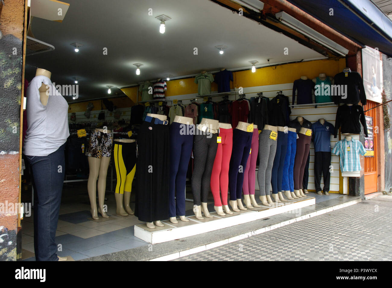 Loja de roupas na Avenida Rio da Pedras, zona leste da cidade Stock Photo -  Alamy