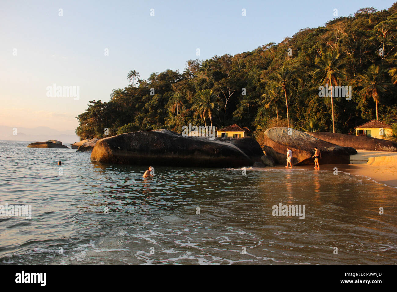 Belezas naturais da enseada de Araçatiba, na Ilha Grande, Angra dos Reis. O local é acessível por barco e fica a aproximadamente 1 hora de navegação partindo do Centro de Angra. Stock Photo