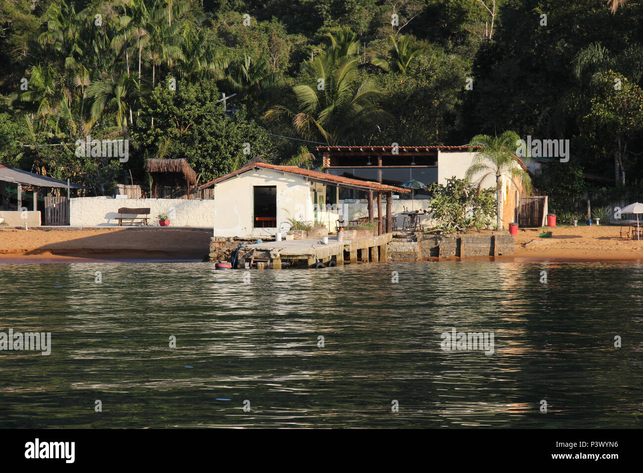 Belezas naturais da enseada de Araçatiba, na Ilha Grande, Angra dos Reis. O local é acessível por barco e fica a aproximadamente 1 hora de navegação partindo do Centro de Angra. Stock Photo