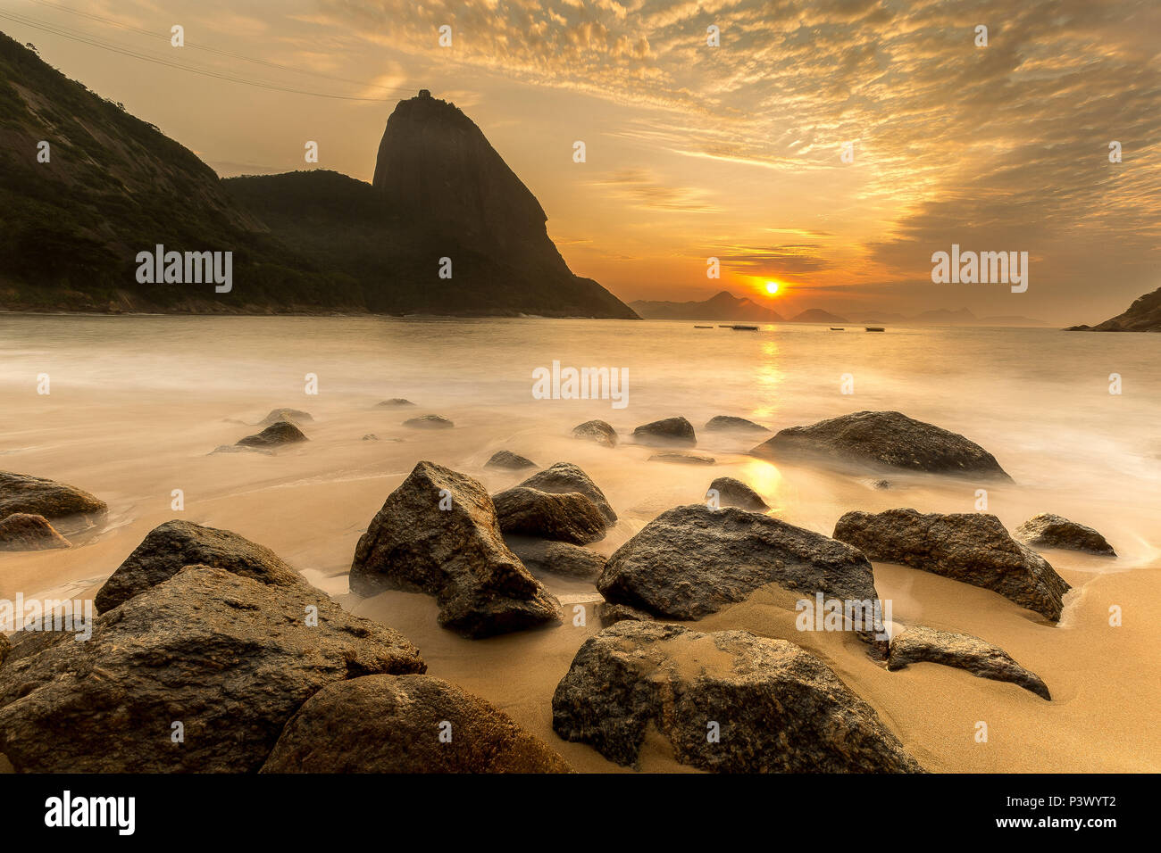 Nascer Do Sol Na Praia Vermelha Localizada No Bairro Da Urca No Rio De Janeiro Stock Photo Alamy