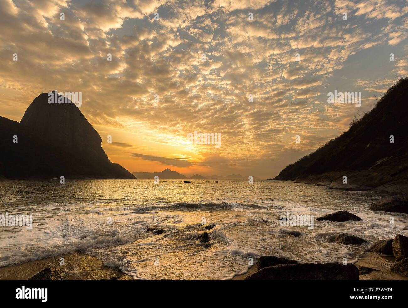 Nascer Do Sol Na Praia Vermelha Localizada No Bairro Da Urca No Rio De Janeiro Stock Photo Alamy