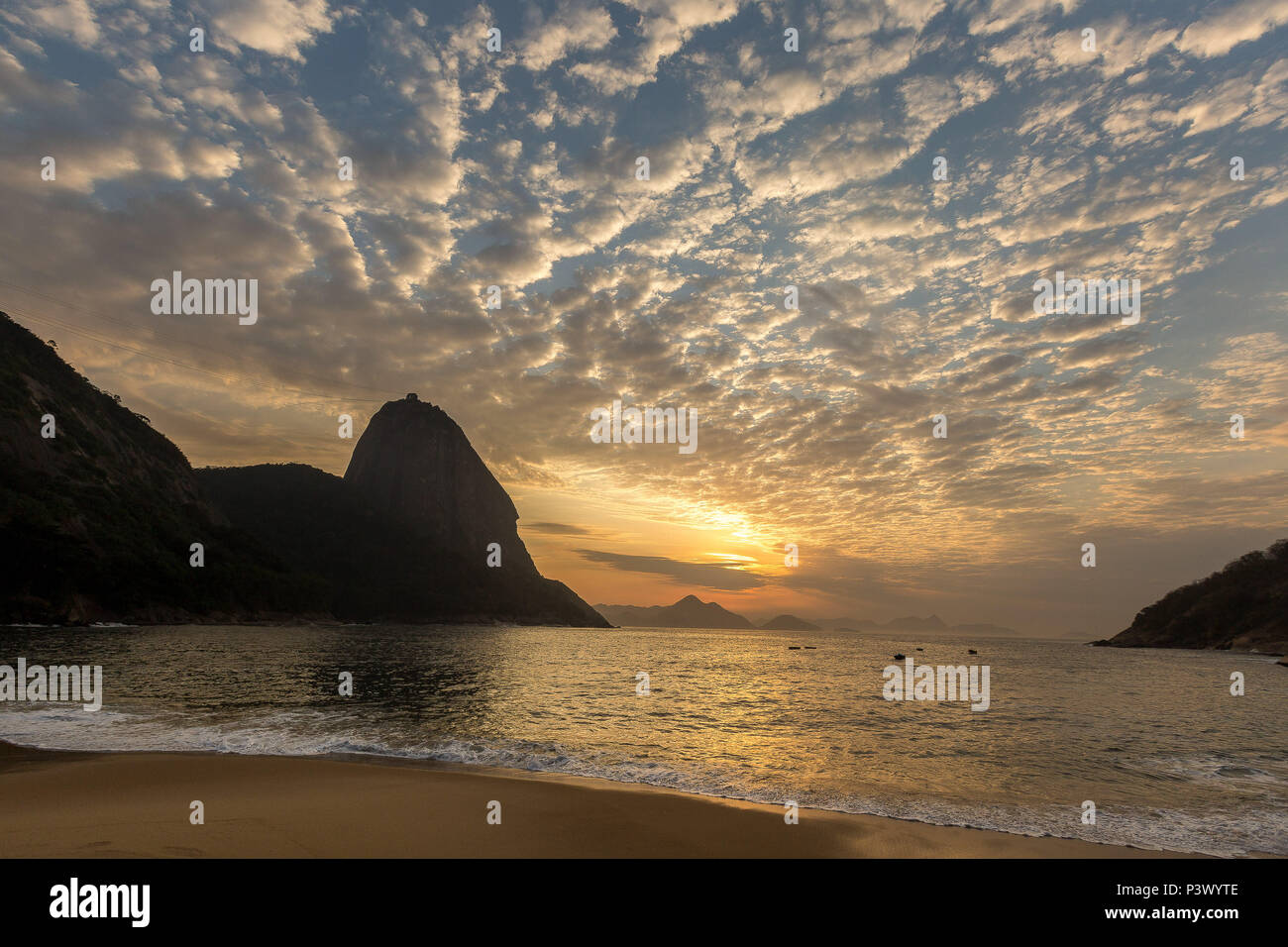 Nascer Do Sol Na Praia Vermelha Localizada No Bairro Da Urca No Rio De Janeiro Stock Photo Alamy