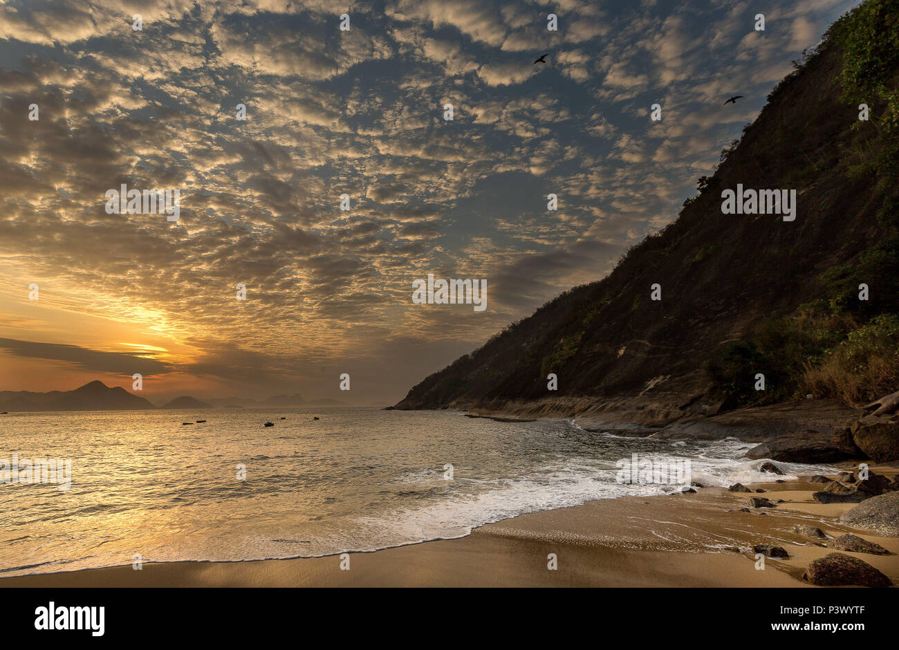 Nascer Do Sol Na Praia Vermelha Localizada No Bairro Da Urca No Rio De Janeiro Stock Photo Alamy