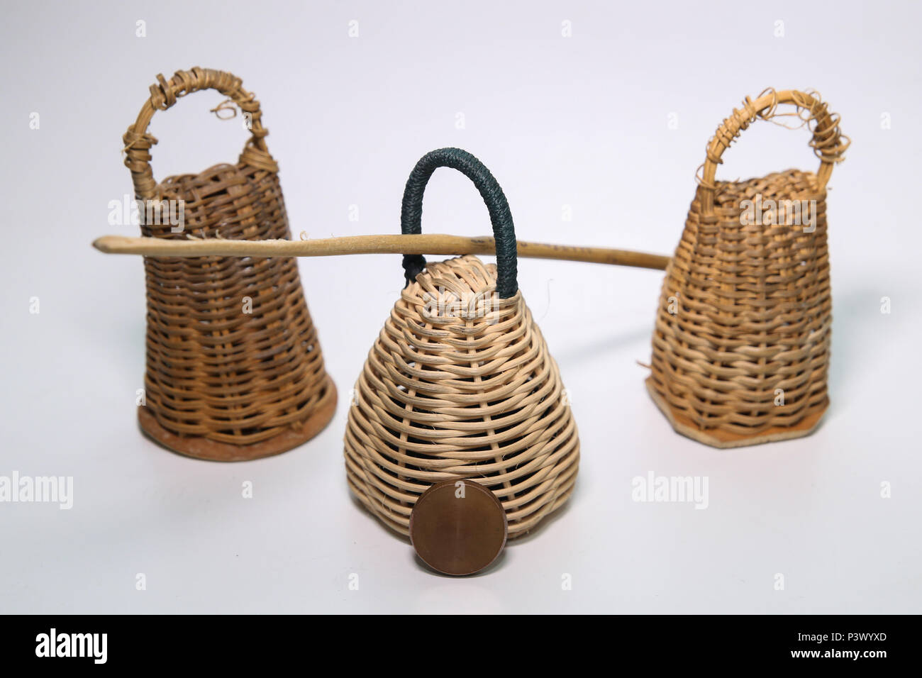 Na foto caxixi, baqueta e dobrão, utilizados para tocar o instrumento  berimbau Stock Photo - Alamy