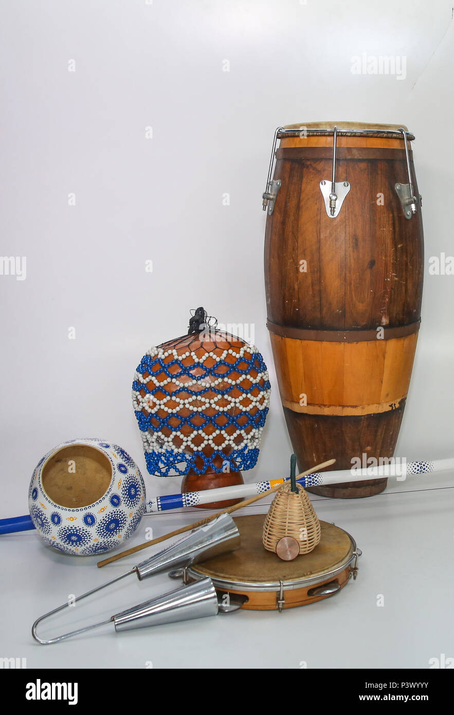 Na foto, xequerê, atabaque, berimbau, agogô, pandeiro e caxixi. Instrumentos musicais utilizados no acompanhamento da capoeira. Stock Photo