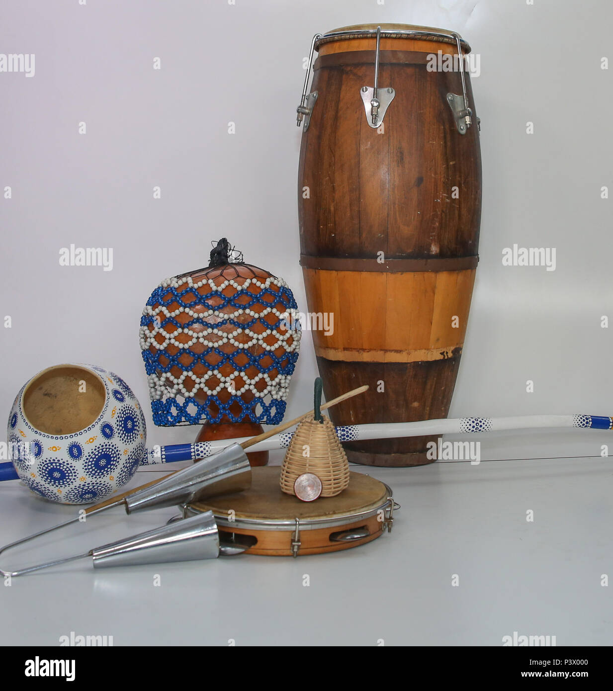 Na foto, xequerê, atabaque, berimbau, agogô, pandeiro e caxixi. Instrumentos musicais utilizados no acompanhamento da capoeira. Stock Photo