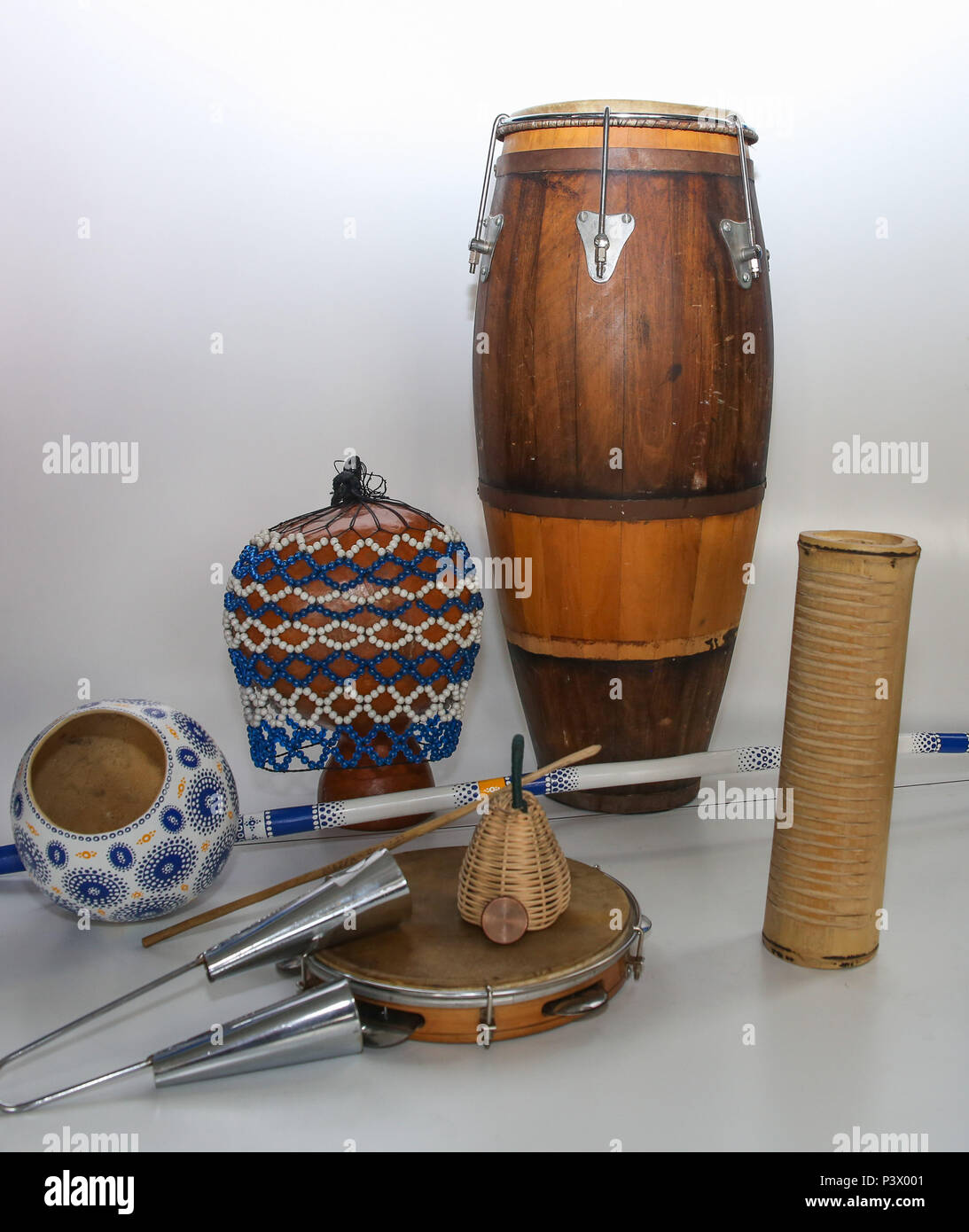 Na foto, xequerê, atabaque, berimbau, agogô, pandeiro, reco-reco e caxixi. Instrumentos musicais utilizados no acompanhamento da capoeira. Stock Photo